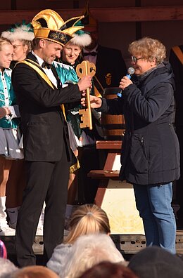 Bürgermeisterin Michaela Ritter übergibt den Rathausschlüssel an den neuen Präsidenten, Kai Drabe.