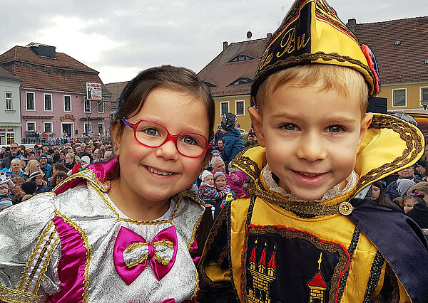 Emilia I. und Milo I. in freudiger Erwartung der Krönungszeremonie.