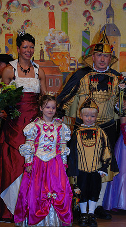 Die Tollitäten der 55. Saison - Prinzessin Sylvia I ("Erna"), Prinz Ulf I und die Kinder-Tollitäten Prinzessin Tina I und Prinz Louis I